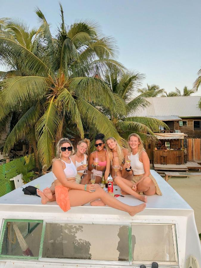 Bella'S Backpackers Hostel Cayo Caulker Exterior foto